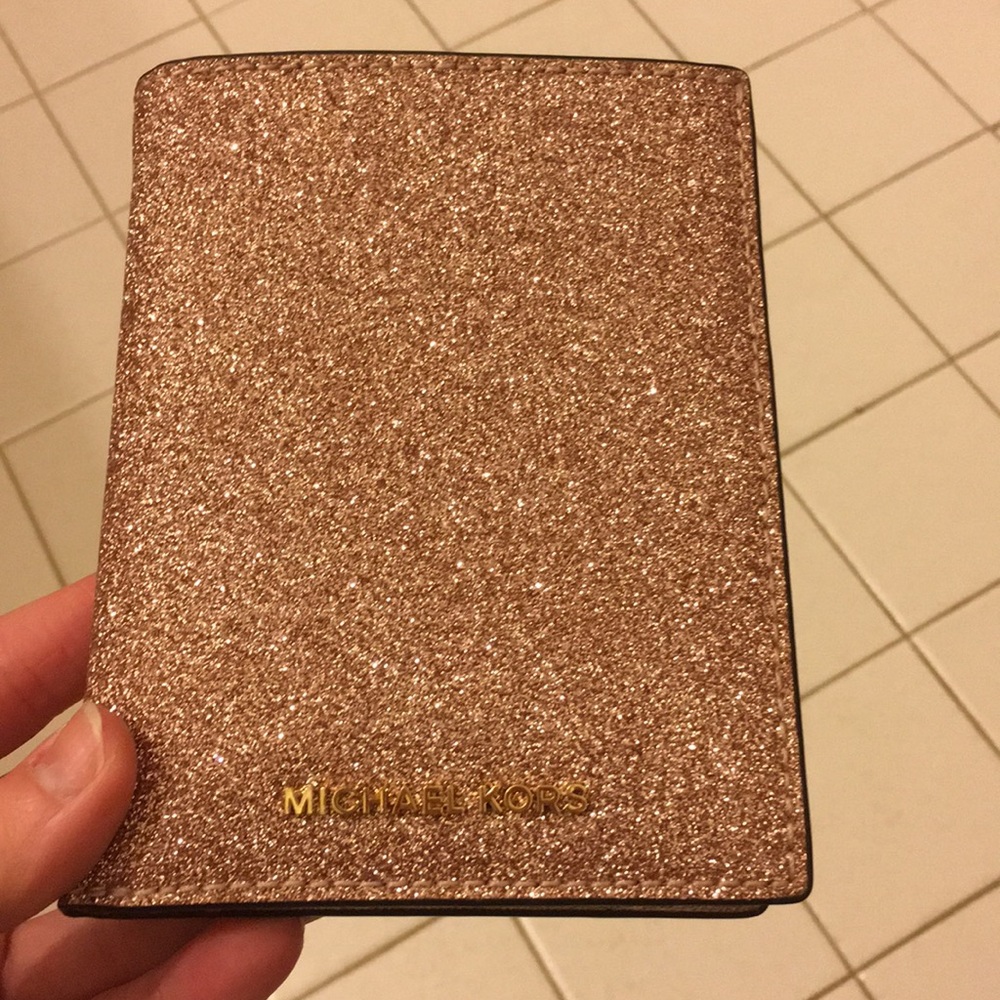Michael Kors passport holder - rose gold glitter